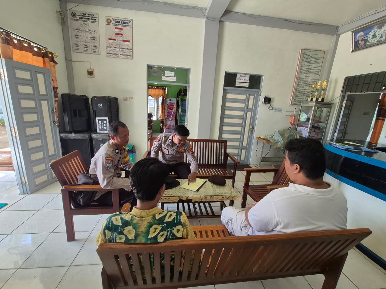 Polsek Amuntai Selatan Gelar Patroli Dialogis di Desa Simpang Empat untuk Ciptakan Situasi Kamtibmas yang Kondusif