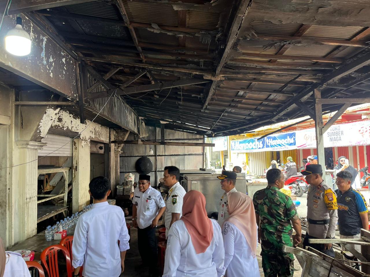 Wujud Kepedulian Pemerintah, Bupati HSU Serahkan Bantuan bagi Korban Kebakaran di Kelurahan Antasari
