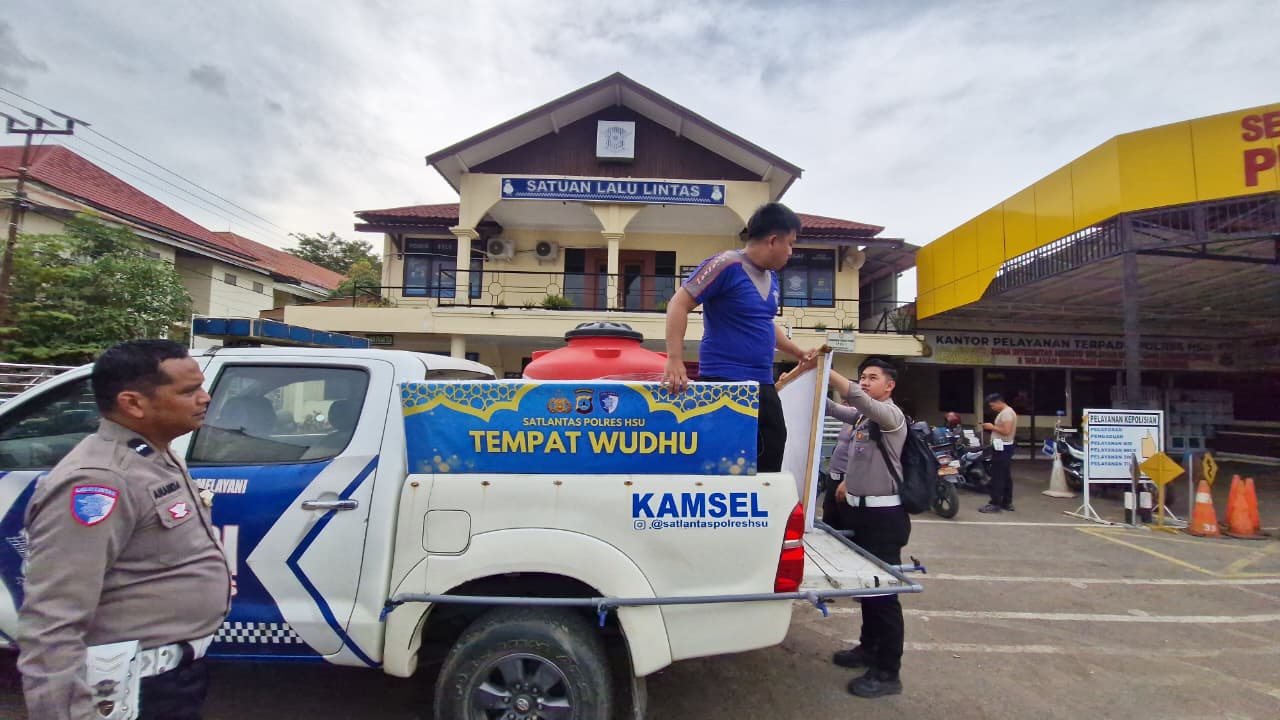 Wujud Polri Humanis, Sat Lantas Polres HSU Pastikan Ketersediaan Air Wudu bagi Jemaah Haul Guru Lok Bangkai