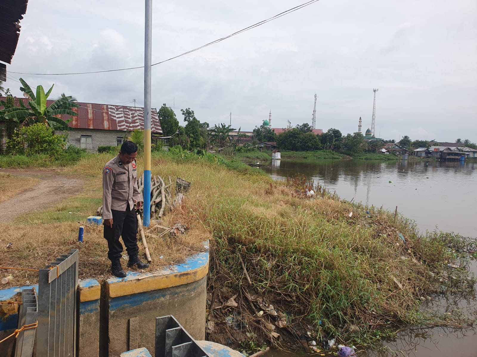 Antisipasi Dampak Cuaca, Polsek Sungai Pandan Lakukan Monitoring Debit Air Sungai Kali Negara