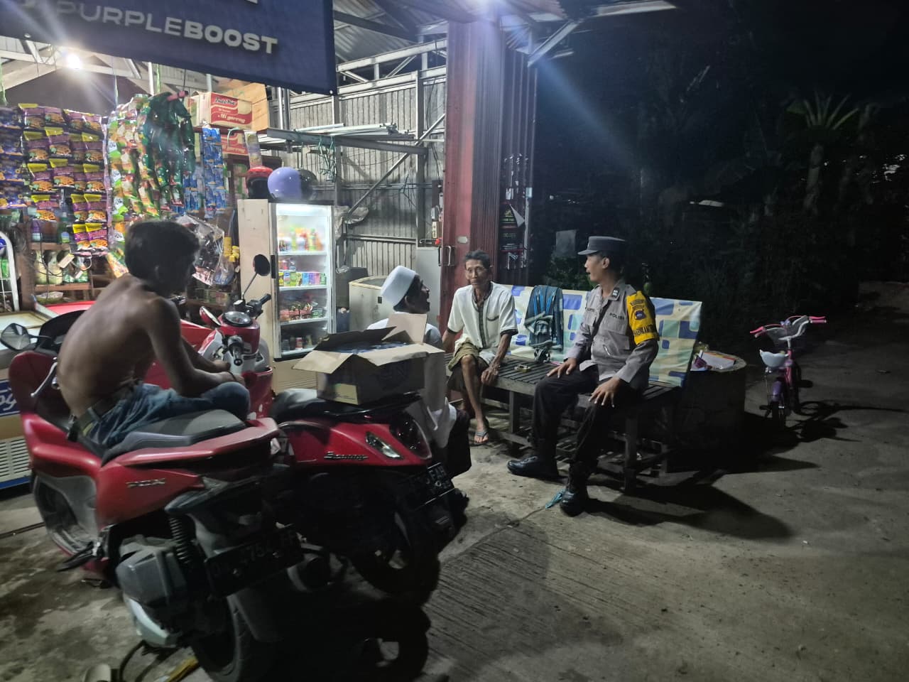 Hadirkan Rasa Aman di Tengah Malam, Polsek Amuntai Selatan Intensifkan Patroli Dialogis di Desa Kutai Kecil