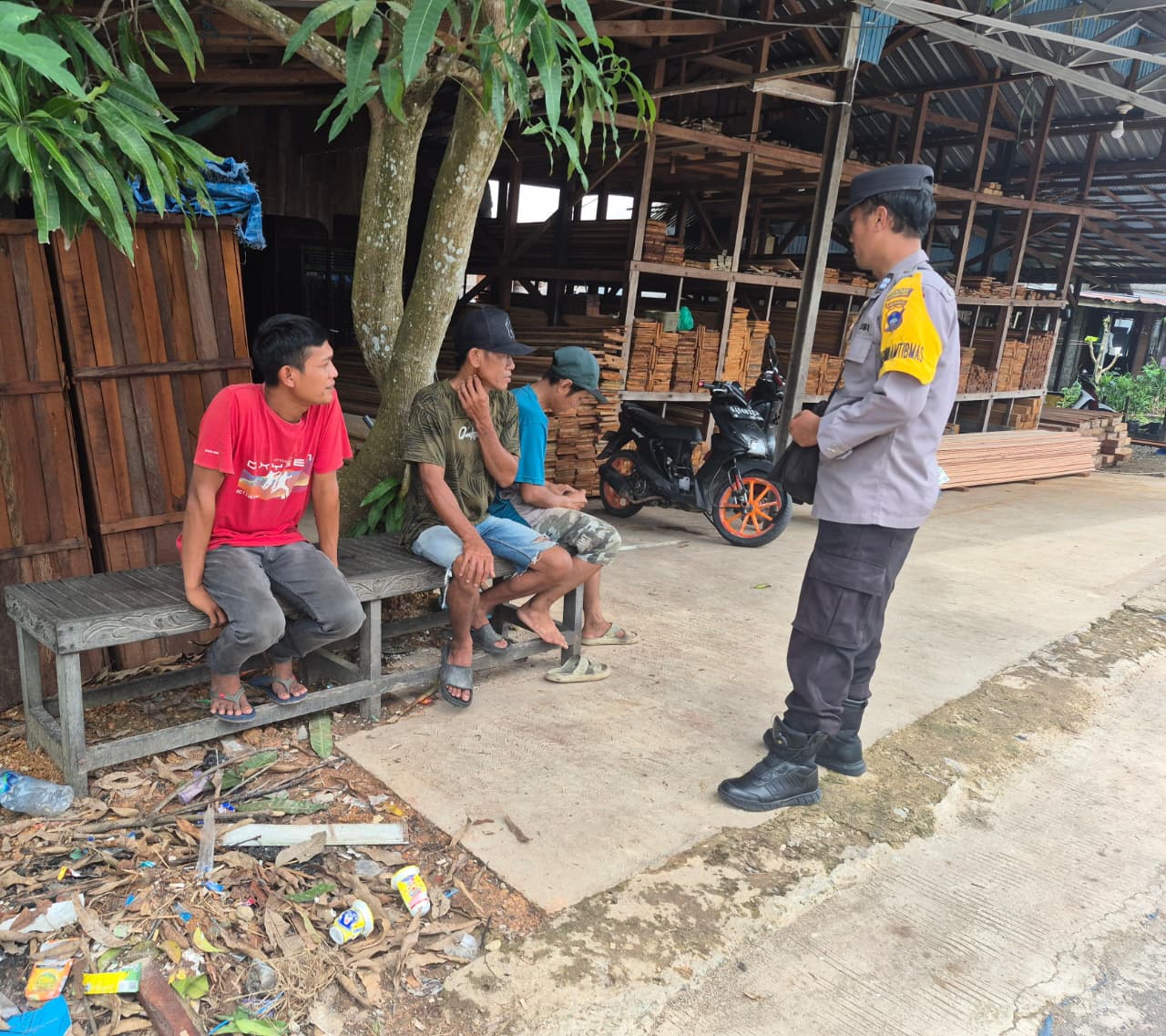 Polsek Amuntai Selatan Laksanakan Patroli Dialogis di Desa Cangkreng, Wujudkan Hubungan Humanis Antara Polisi dan Masyarakat