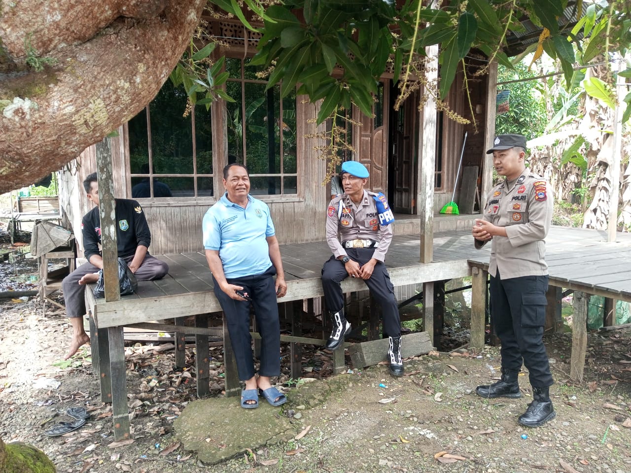 Polsek Amuntai Utara Gelar Patroli Dialogis dan Sambang Pagi di Desa Sungai Turak Dalam Ciptakan Kamtibmas Kondusif