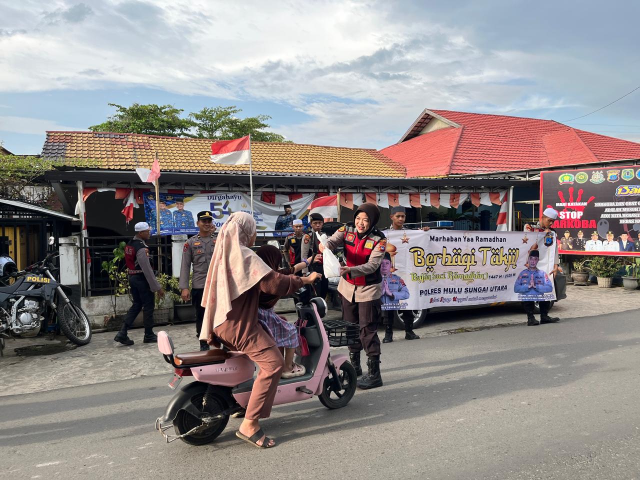 Polres HSU Melalui Sat Samapta Gelar Aksi Berbagi Takjil Ramadhan 1447 H di Simpang 4 Alamatan Amuntai