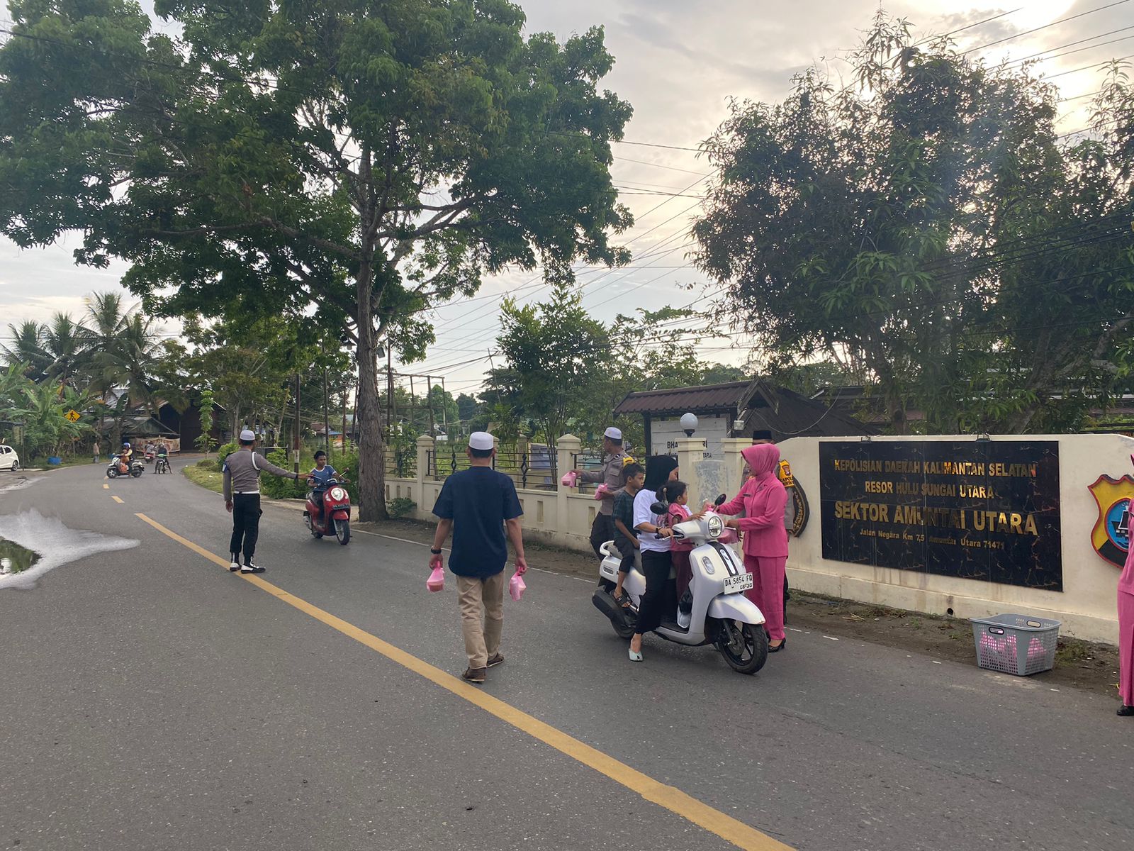 Polsek Amuntai Utara Bersama Bhayangkari Ranting Amuntai Utara Gelar Aksi Berbagi Takjil Wujud Kepedulian di Bulan Ramadhan