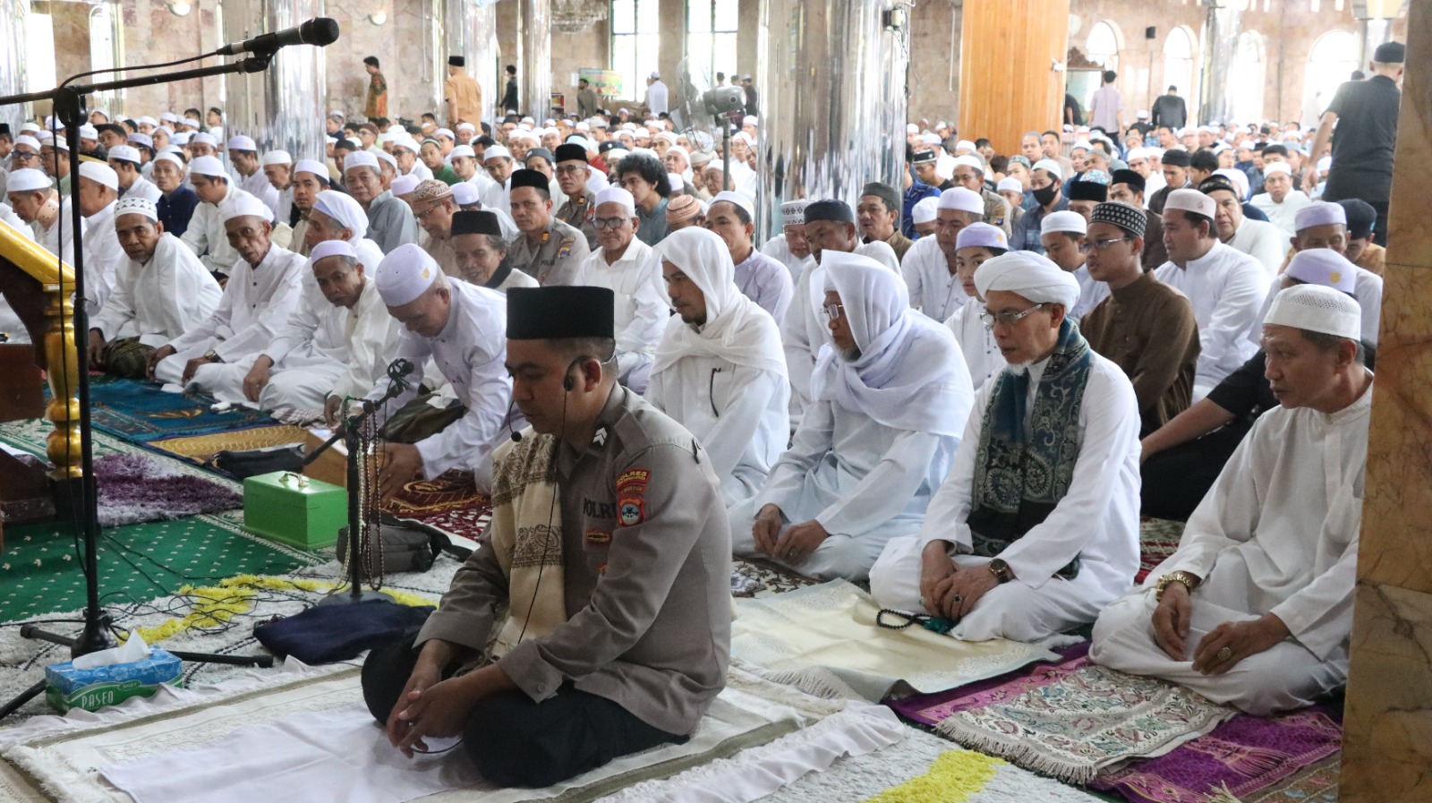Kapolres HSU dan Jajaran Laksanakan Salat Jumat Berjamaah di Masjid Raya At-Taqwa Amuntai untuk Pererat Silaturahmi dengan Masyarakat