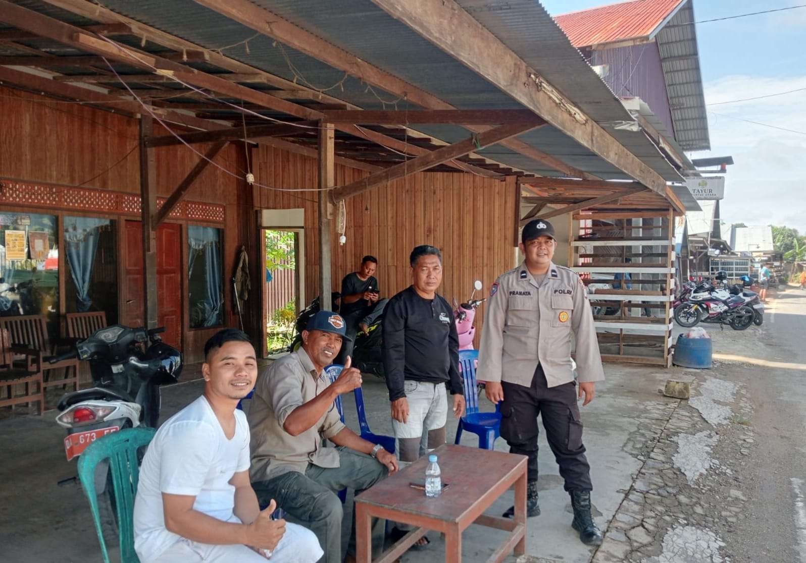 Polsek Amuntai Utara Laksanakan Patroli Dialogis dan Sambang Warga di Desa Tayur untuk Perkuat Kamtibmas