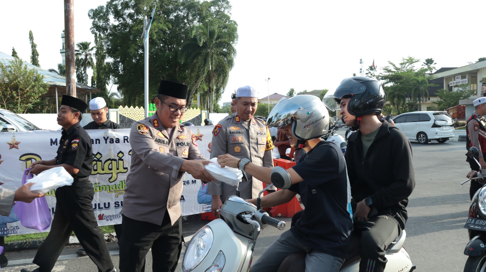 Polres HSU Bagi Takjil di Bundaran Tugu Sholawat Amuntai, Wujud Kebersamaan di Bulan Ramadhan