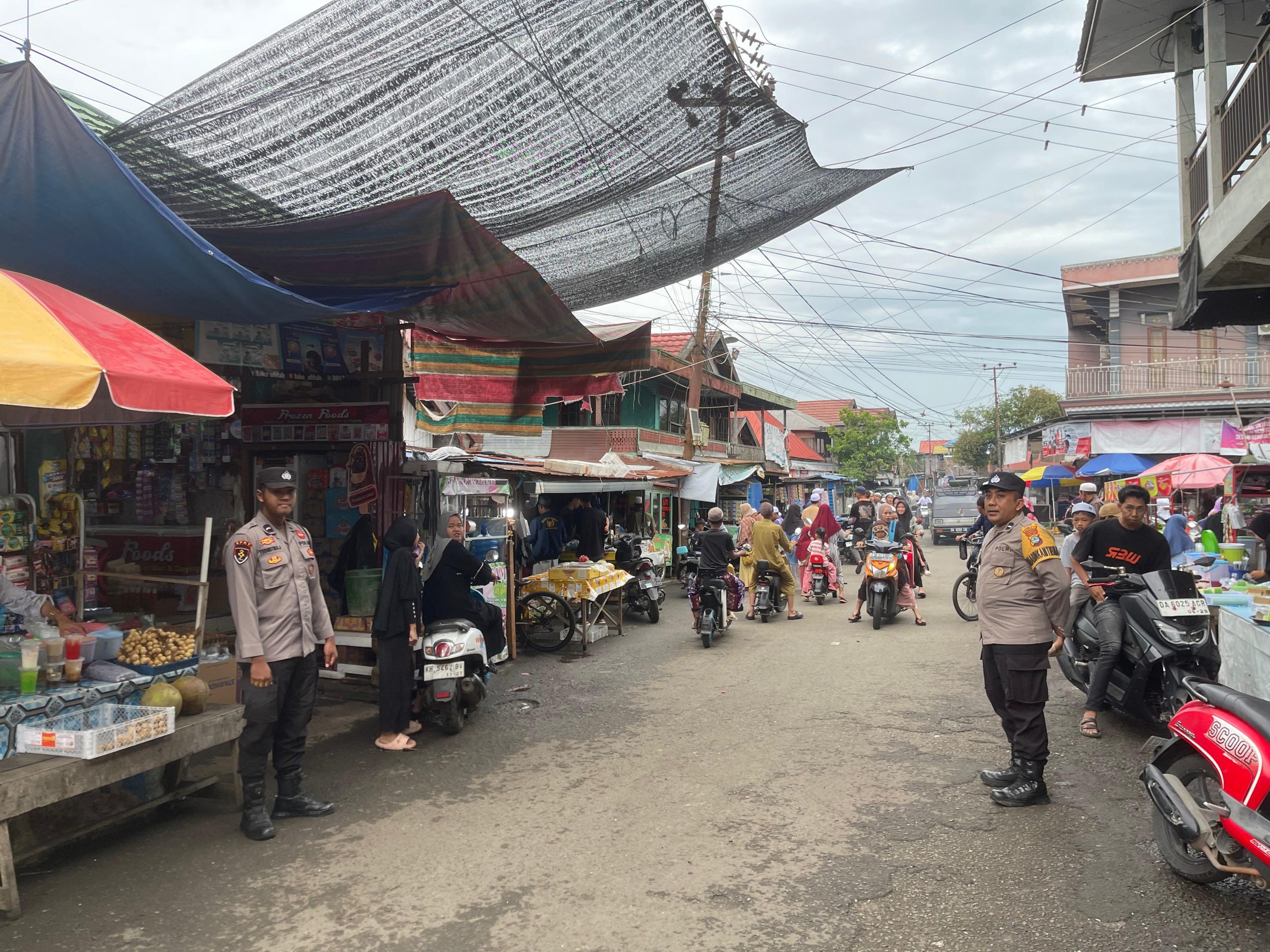 Polsek Danau Panggang Gelar Patroli dan Pengamanan Pasar Ramadan untuk Pastikan Keamanan dan Ketertiban Warga