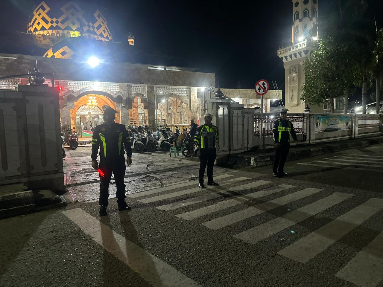 Satlantas Polres HSU Laksanakan Pengamanan dan Pengaturan Jamaah Shalat Tarawih di Masjid Raya At-Taqwa Demi Kelancaran Ibadah dan Keteraturan Lalu Lintas