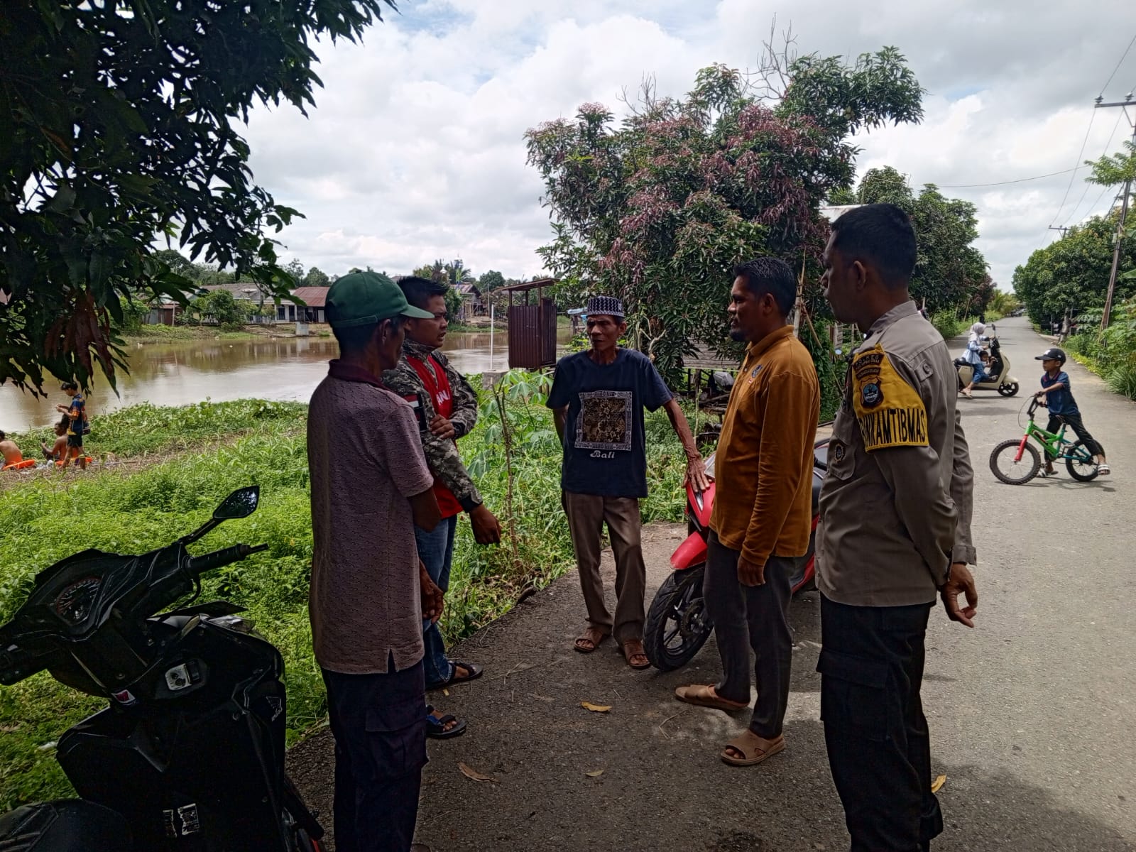 Polsek Sungai Pandan Gelar Patroli Dialogis dan Sambang Warga Desa Teluk Sinar Jaga Kamtibmas Tetap Kondusif