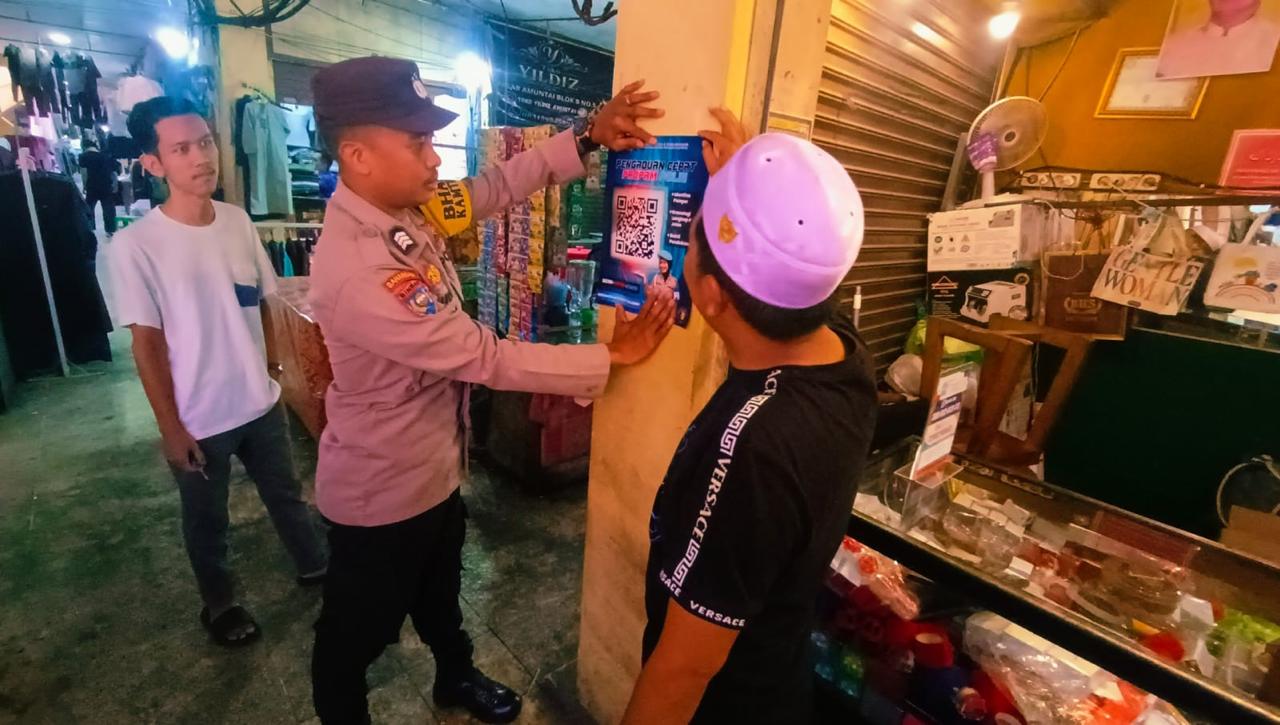 Polsek Amuntai Tengah Sosialisasikan Layanan Pengaduan Online via QR Code di Pasar Induk Amuntai