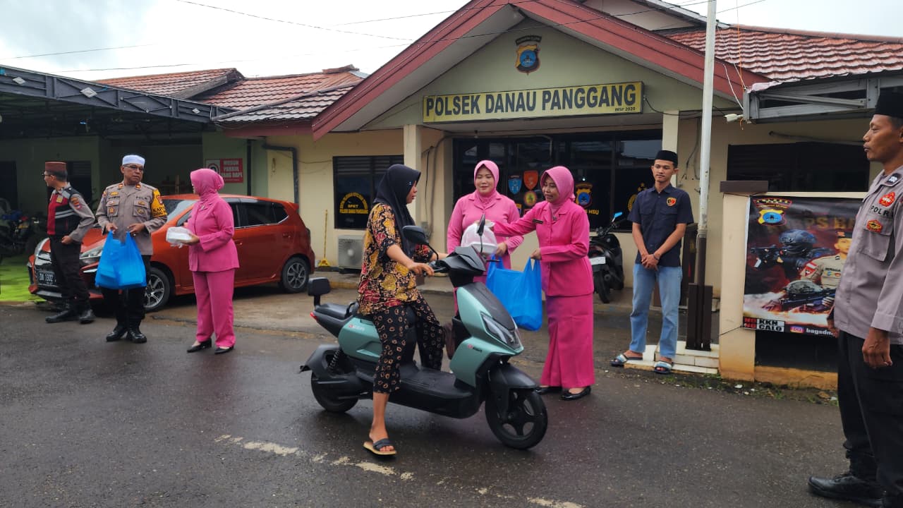Polsek Danau Panggang dan Bhayangkari Bagikan Takjil kepada Pengendara, Wujud Kepedulian Polri di Bulan Ramadan