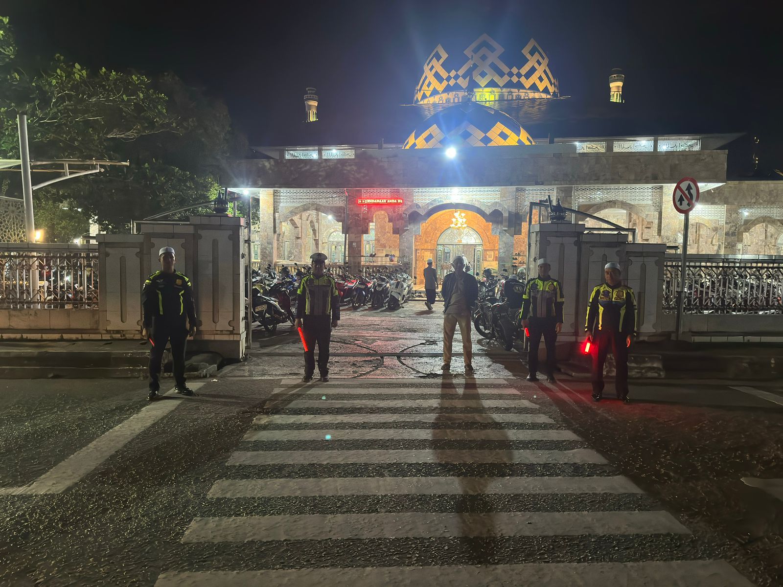 Satlantas Polres HSU Laksanakan Pengamanan dan Pengaturan Jamaah Shalat Tarawih di Masjid Raya At Taqwa