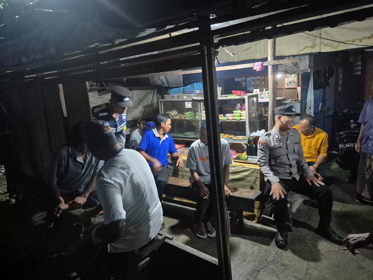 Polsek Amuntai Selatan Gelar Patroli Dialogis Malam Hari di Desa Murung Sari, Jaga Kondusifitas Kamtibmas