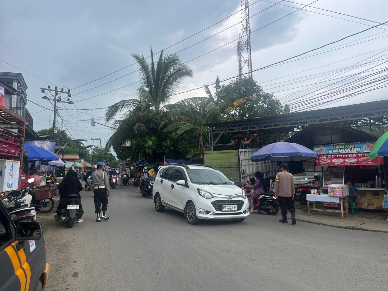 Polsek Sungai Pandan Gelar Patroli Dialogis di Pasar Ramadan, Jaga Kamtibmas Kondusif di Desa Sungai Pandan Hulu