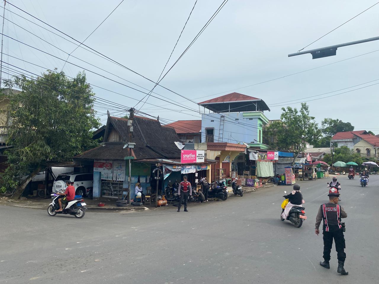 Sat Samapta Polres HSU Gelar Penjagaan dan Pengaturan Lalu Lintas di Simpang 4 Turjam Bypass, Wujudkan Harkamtibmas Kondusif