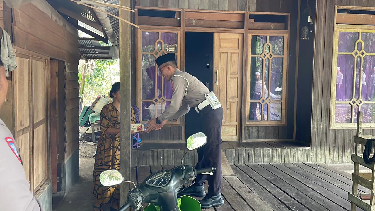 Sat Lantas Polres HSU Berbagi Takjil Door to Door, Wujud Kepedulian Sosial di Bulan Suci Ramadan
