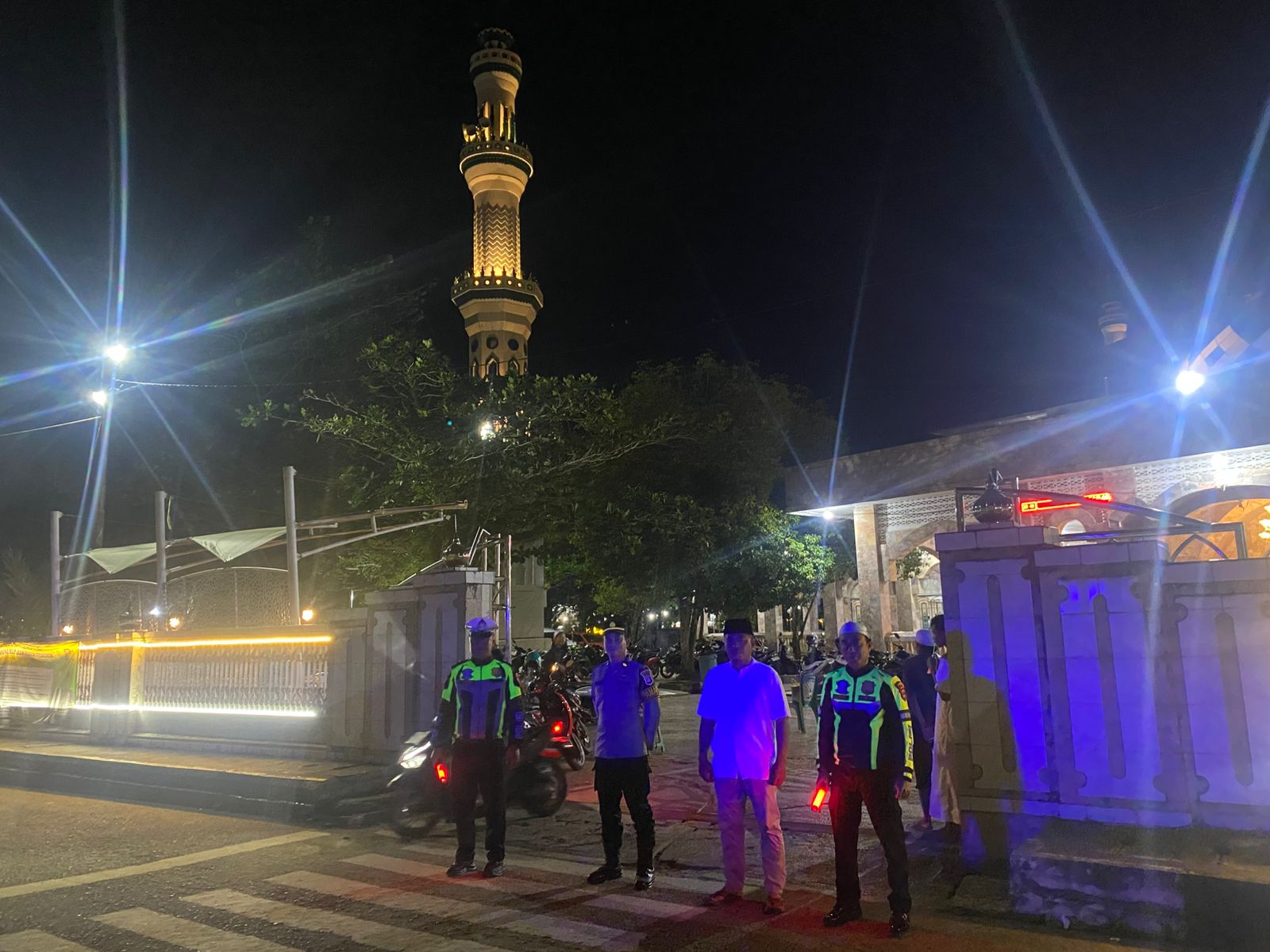 Satlantas Polres HSU Laksanakan Pengamanan dan Pengaturan Lalu Lintas Jamaah Shalat Tarawih di Masjid Raya At-Taqwa
