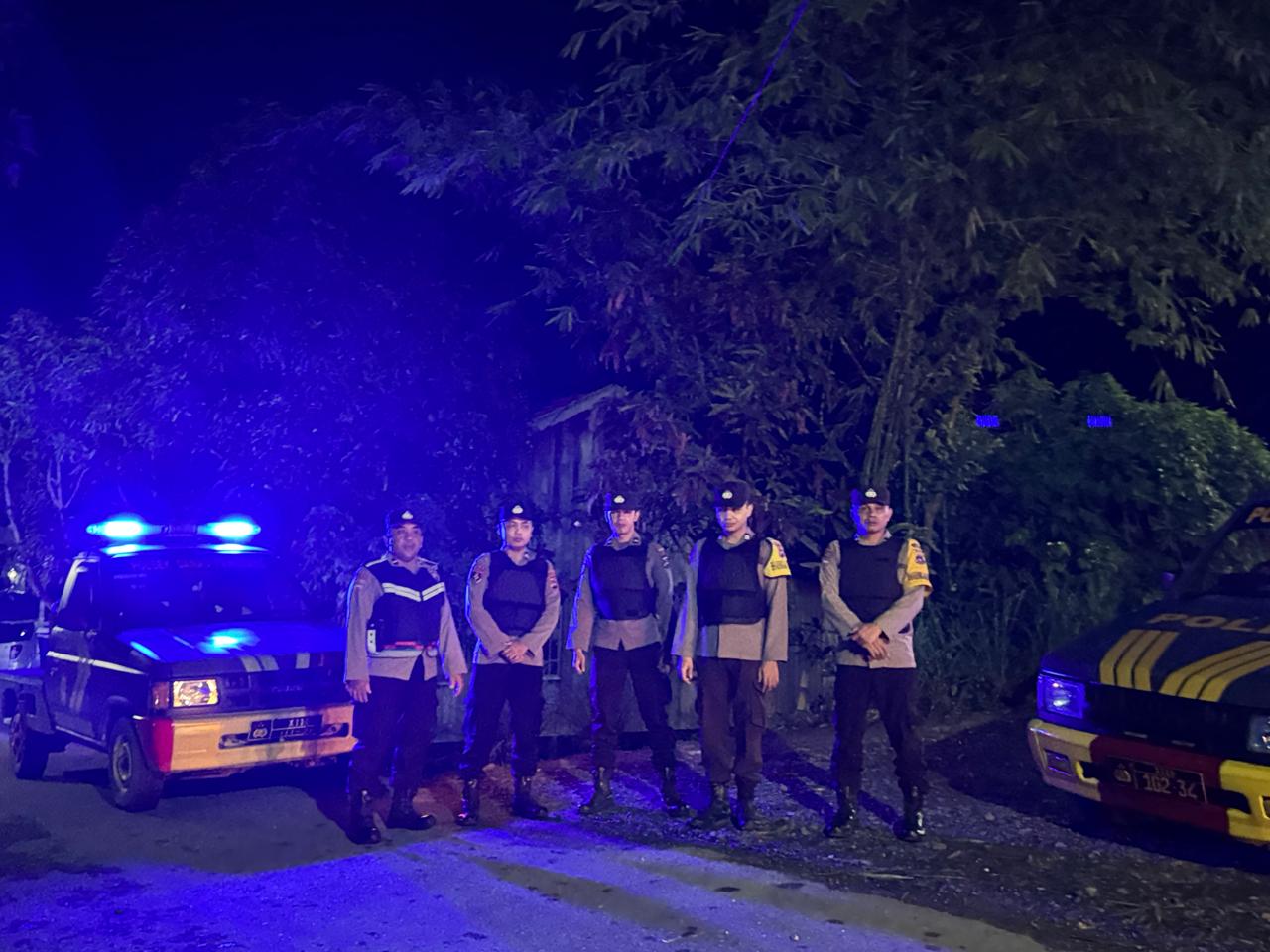 Patroli Gabungan Polsek Danau Panggang dan Babirik Laksanakan Patroli Singgung serta Dialogis di Perbatasan Desa, Jaga Kamtibmas Malam Hari