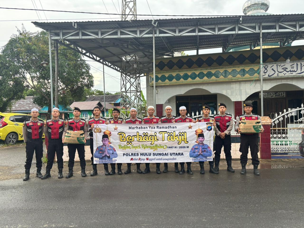 Polres Hulu Sungai Utara Tebar Kepedulian di Bulan Ramadan, Personel Samapta Bagikan Takjil untuk Pengguna Jalan