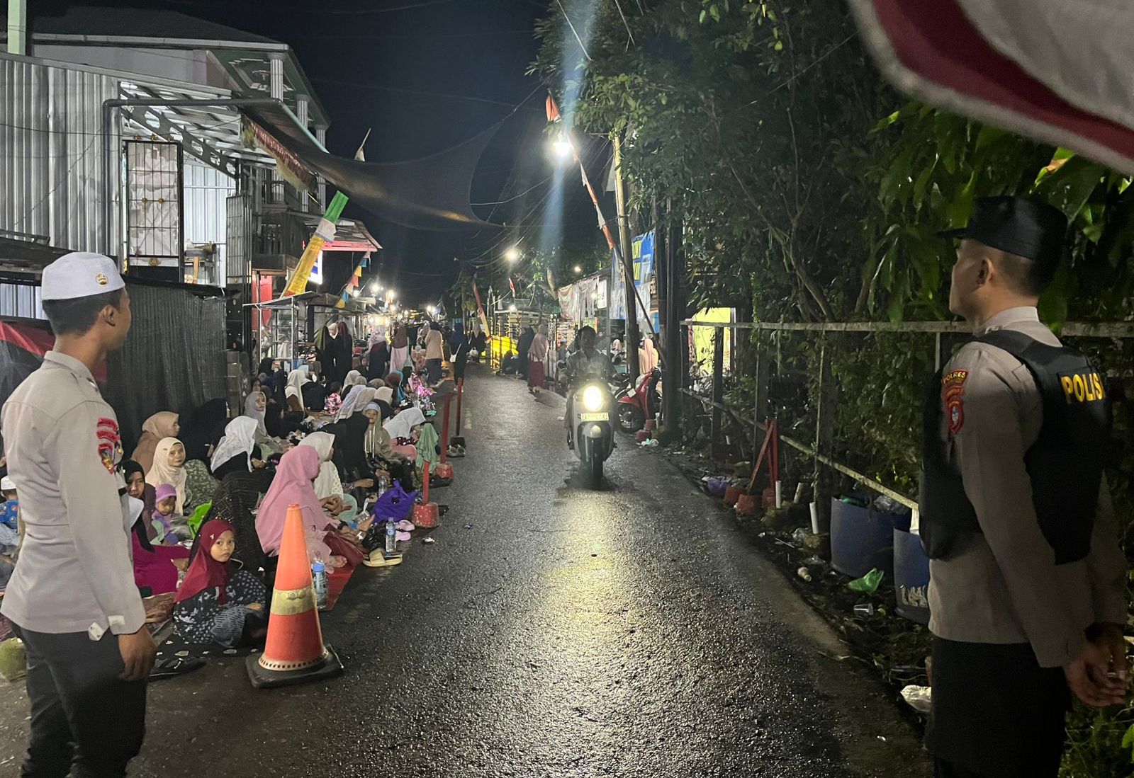 Polres HSU dan Polsek Danau Panggang Laksanakan Pengamanan Ibadah Tarawih Malam Ganjil Jemaah Guru Danau