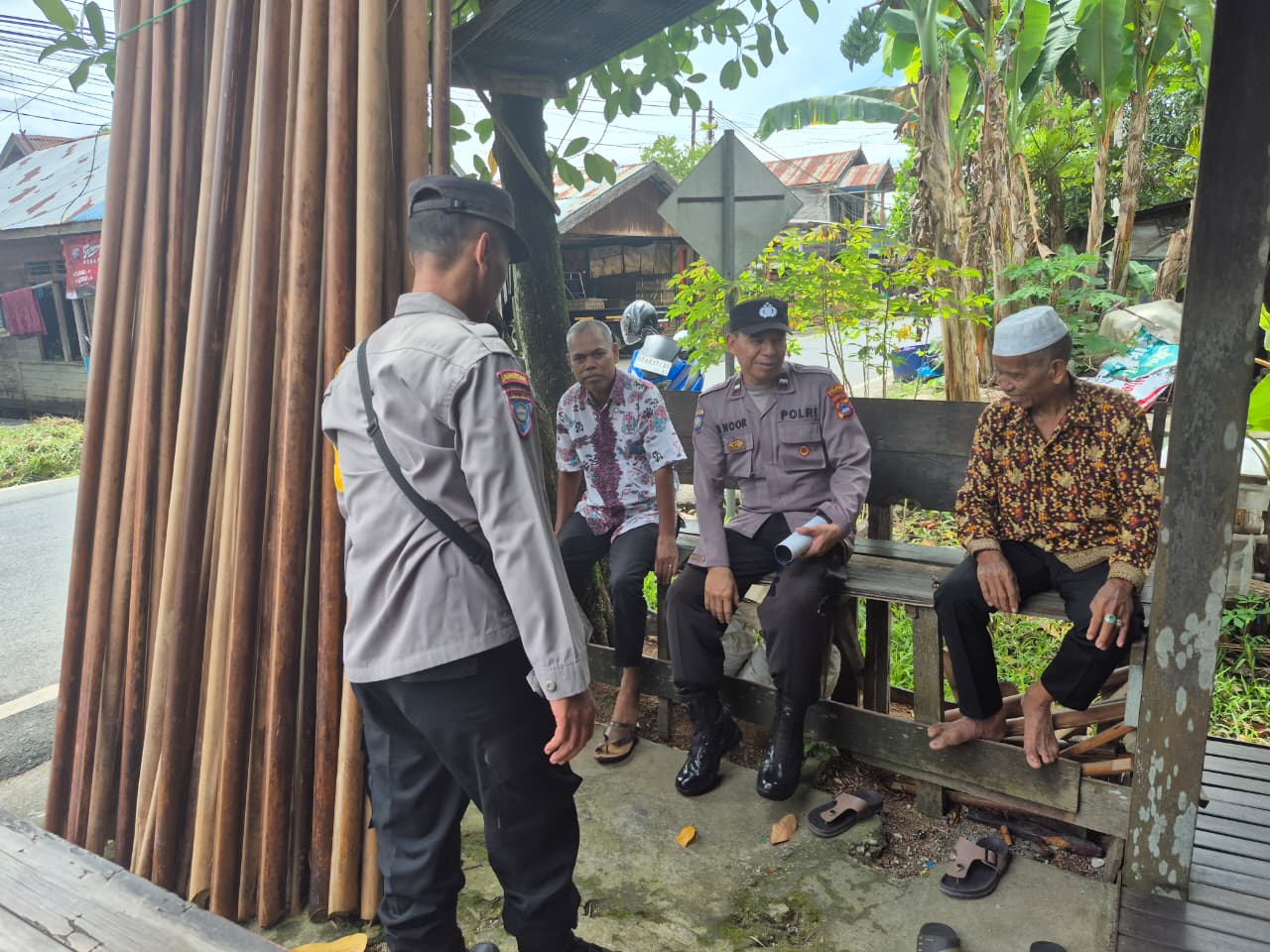 Polsek Amuntai Selatan Gelar Patroli Dialogis di Desa Murung Sari, Wujudkan Kamtibmas Kondusif di Wilayah Hukum Polres Hulu Sungai Utara