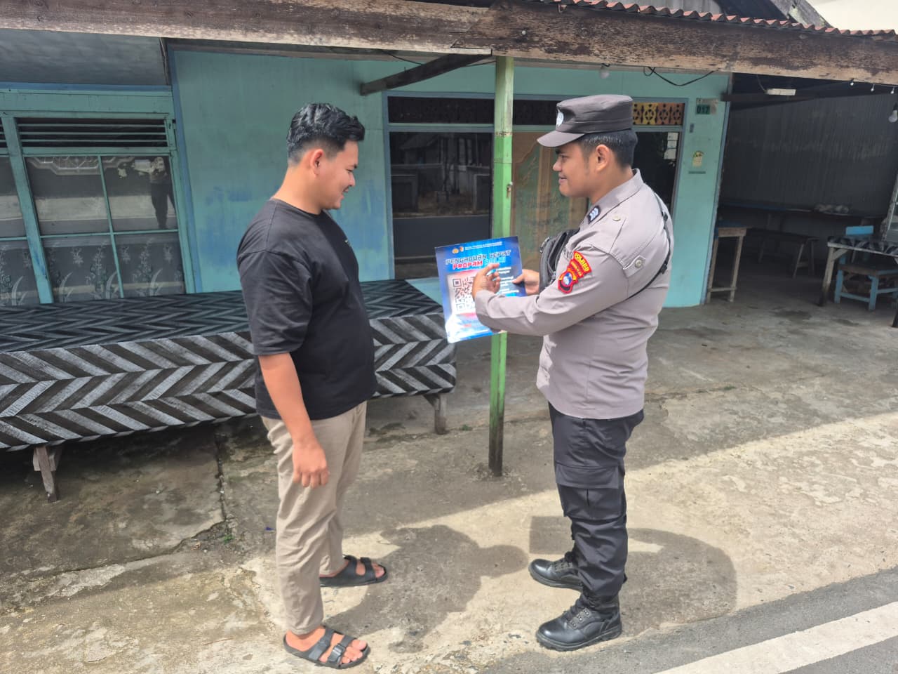 Polres Hulu Sungai Utara Sosialisasikan Layanan Pengaduan Online (QR Code) di Desa Murung Sari, Dorong Laporan Masyarakat Lebih Mudah dan Transparan