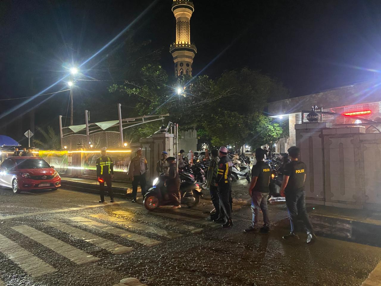 Polres Hulu Sungai Utara Amankan dan Atur Kegiatan Salat Tarawih Ramadhan 1447 H di Sejumlah Masjid Besar Amuntai