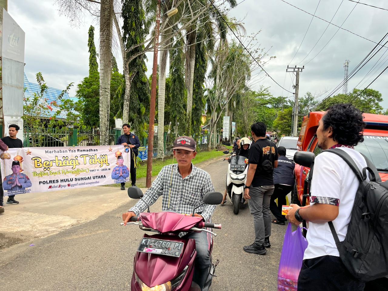 Sat Reskrim Polres Hulu Sungai Utara Tebar Kepedulian di Bulan Suci Ramadhan dengan Bagikan Ratusan Takjil kepada Masyarakat