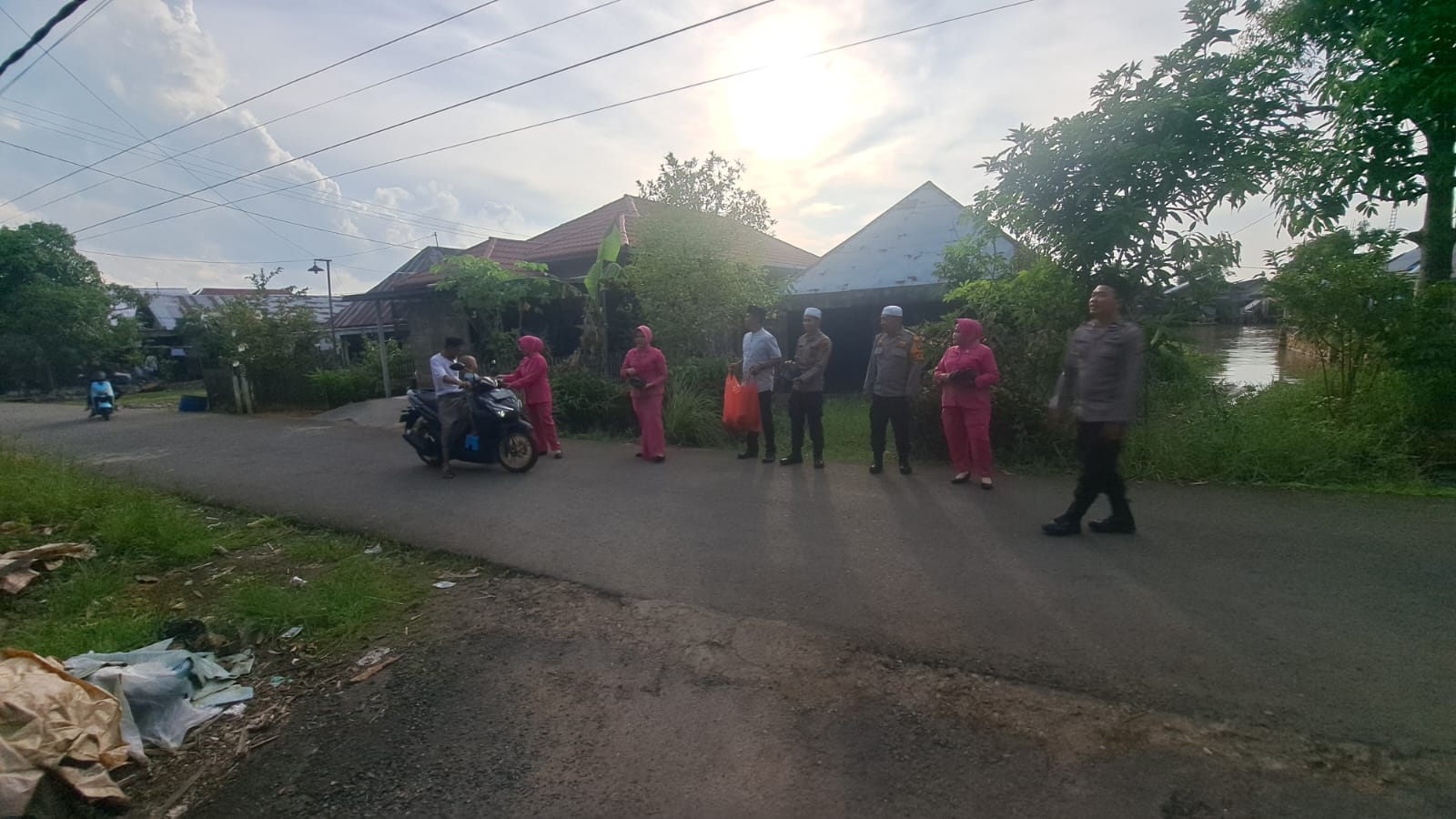 Polsek Babirik dan Bhayangkari Bagikan 50 Paket Takjil kepada Warga di Jalan Desa Babirik Hilir