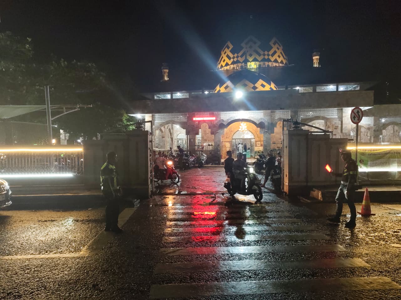 Satlantas Polres HSU Amankan dan Atur Jamaah Salat Tarawih di Masjid Raya At Taqwa