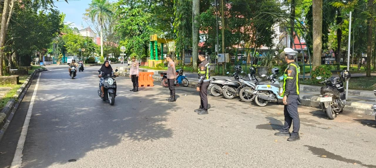 Personel Polres HSU Gelar Apel Kesiapan Pos Pengamanan Ketupat Intan 2026 di Taman Junjung Buih