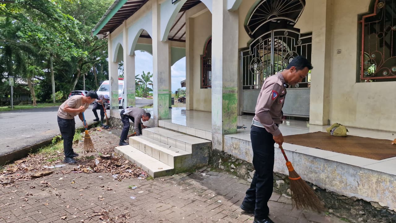 Sat Lantas Polres HSU Laksanakan Bakti Sosial Pembersihan Mushola Al Huda Jelang Idul Fitri 2026