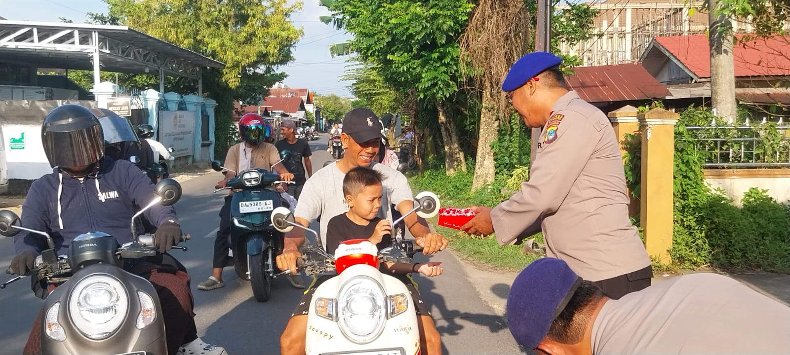 Sat Polairud Polres HSU Bagikan Takjil kepada Pengguna Jalan di Bulan Ramadhan