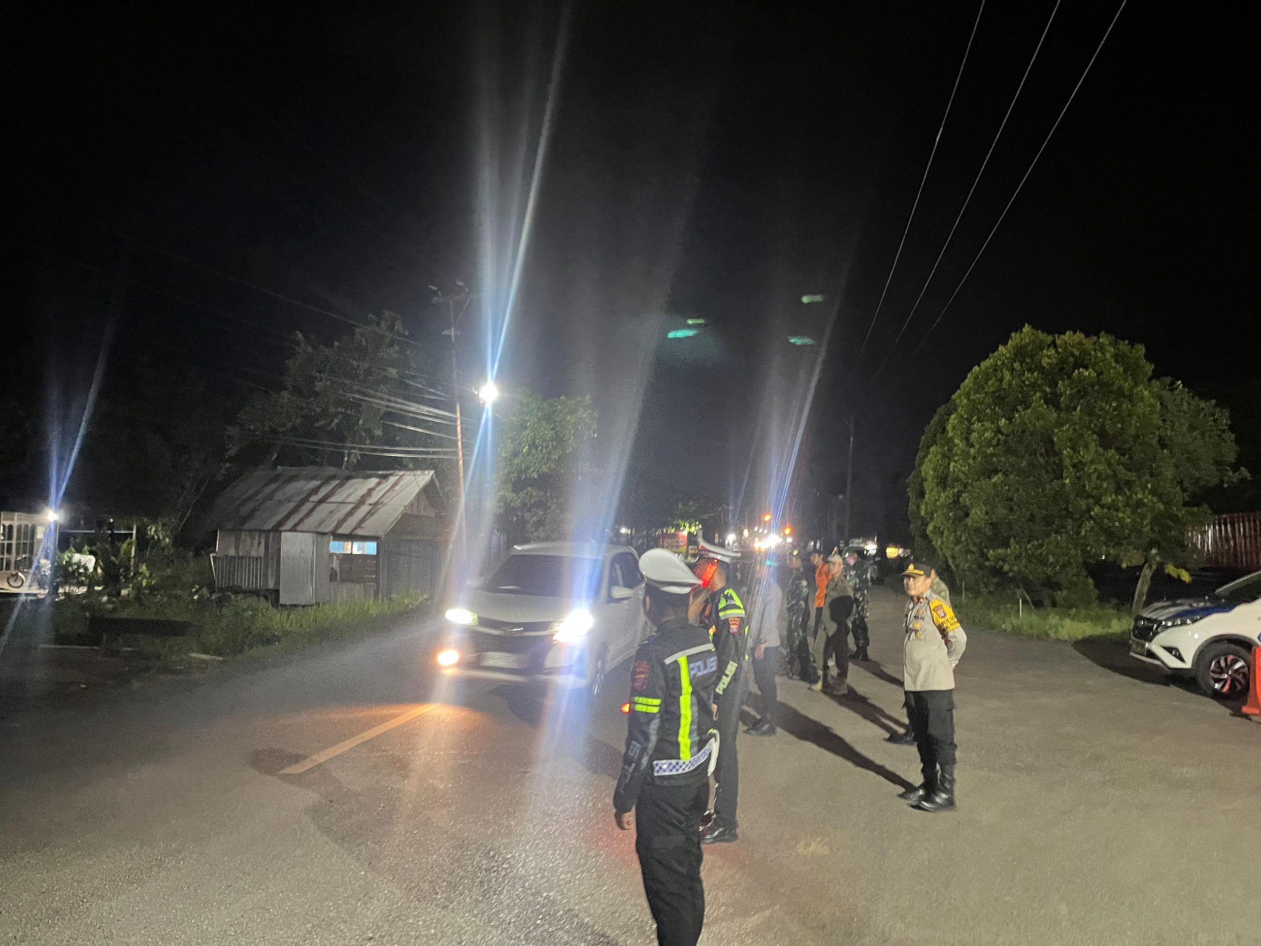 Personel Pos Pelayanan Ketupat Intan 2026 Polres HSU Laksanakan Apel Malam dan Pengaturan Arus Mudik di Rest Area Muara Tapus
