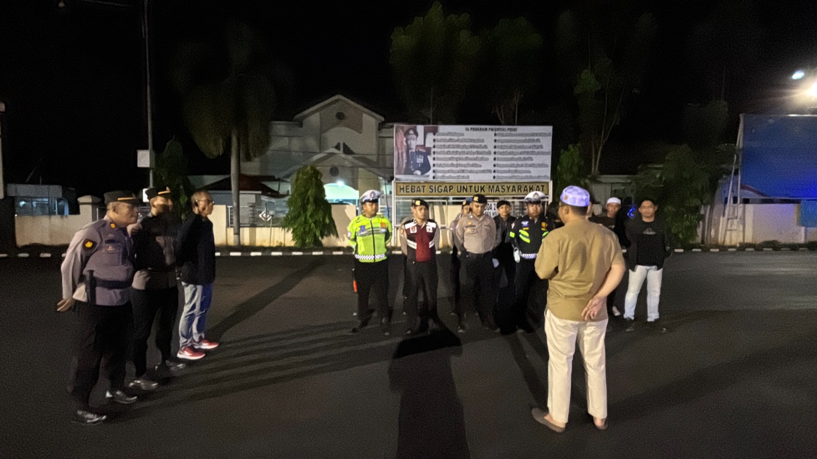 Kapolres Hulu Sungai Utara Bersama Bupati Hulu Sungai Utara Laksanakan Patroli Dini Hari Ramadhan, Jaga Situasi Kamtibmas Tetap Kondusif