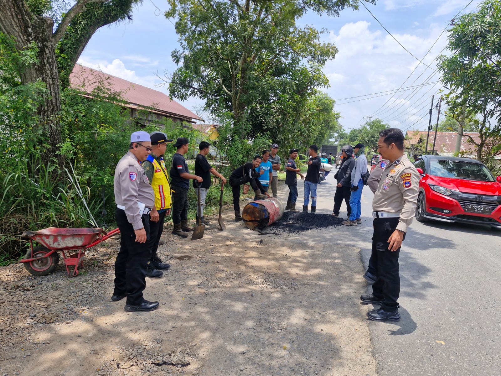 Satlantas Polres HSU Atur Arus Lalu Lintas di Lokasi Perbaikan Jalur Nasional Jalan A. Yani, Pastikan Kelancaran dan Keamanan Pengguna Jalan