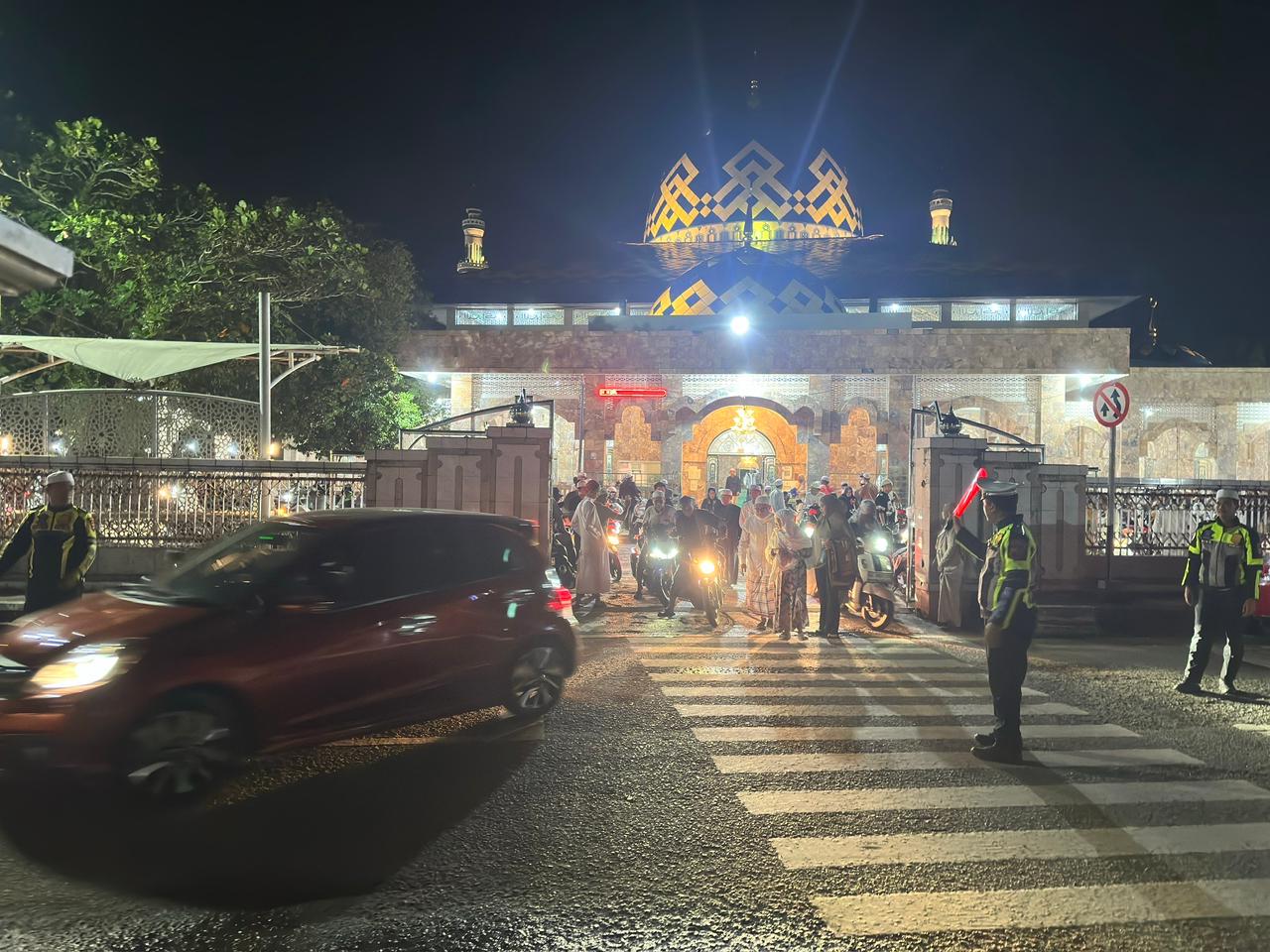Satlantas Polres HSU Amankan dan Atur Jamaah Shalat Tarawih di Masjid Raya At-Taqwa, Wujudkan Lalu Lintas Tertib dan Ibadah yang Khusyuk ​ ​