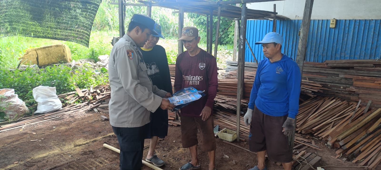 Polsek Amuntai Utara Bagikan Brosur Pengaduan Cepat Propam Polri, Wujudkan Keterbukaan dan Pelayanan Cepat untuk Masyarakat