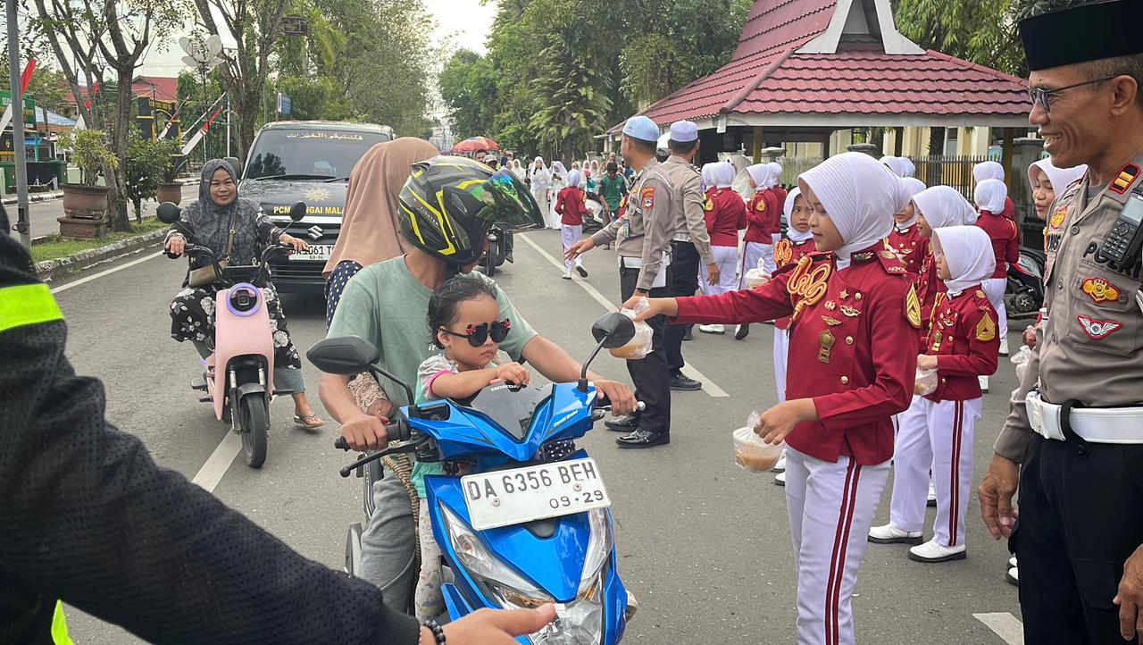 Sat Lantas Polres HSU dan Polisi Cilik Banua Berbagi Takjil, Wujud Kepedulian Sosial di Bulan Ramadhan