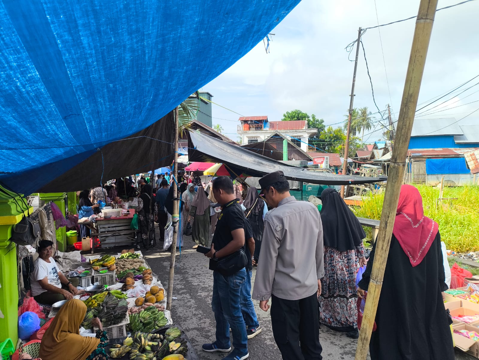 Polsek Amuntai Selatan Gelar Patroli Dialogis di Pasar Senin Telaga Silaba, Wujudkan Kamtibmas Kondusif