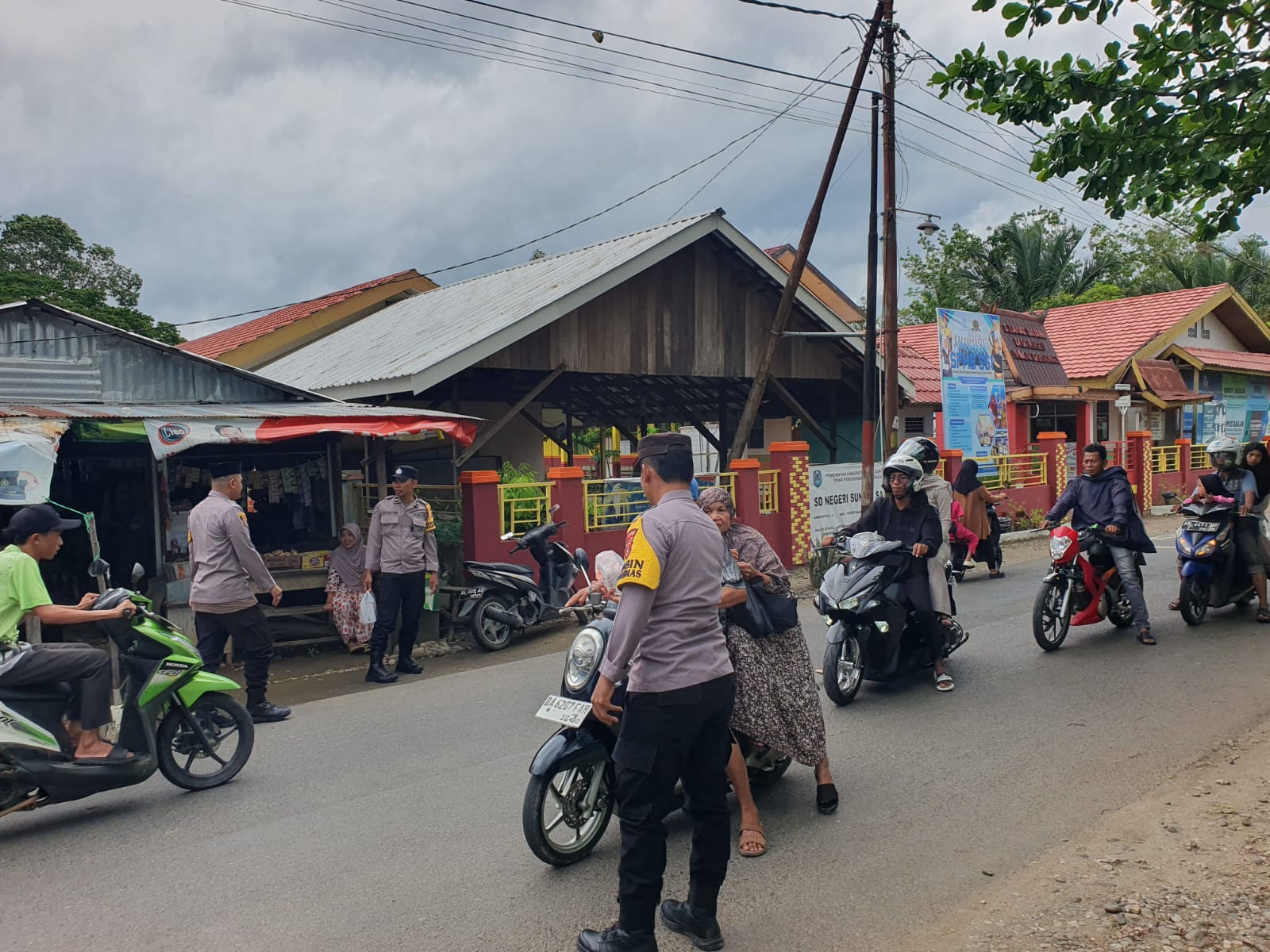 Polsek Sungai Pandan Polres Hulu Sungai Utara Gelar Kegiatan Berbagi Takjil Ramadhan 1447 H, Wujud Kepedulian dan Kedekatan Polri dengan Masyarakat