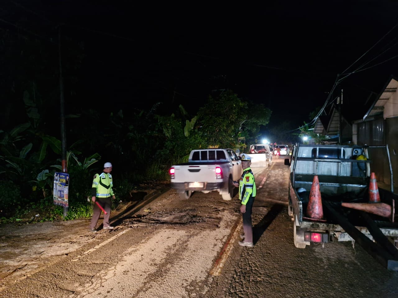 Satlantas Polres Hulu Sungai Utara Lakukan Pengaturan Lalu Lintas di Jalur Nasional Jl. A. Yani Selama Proses Perbaikan Jalan