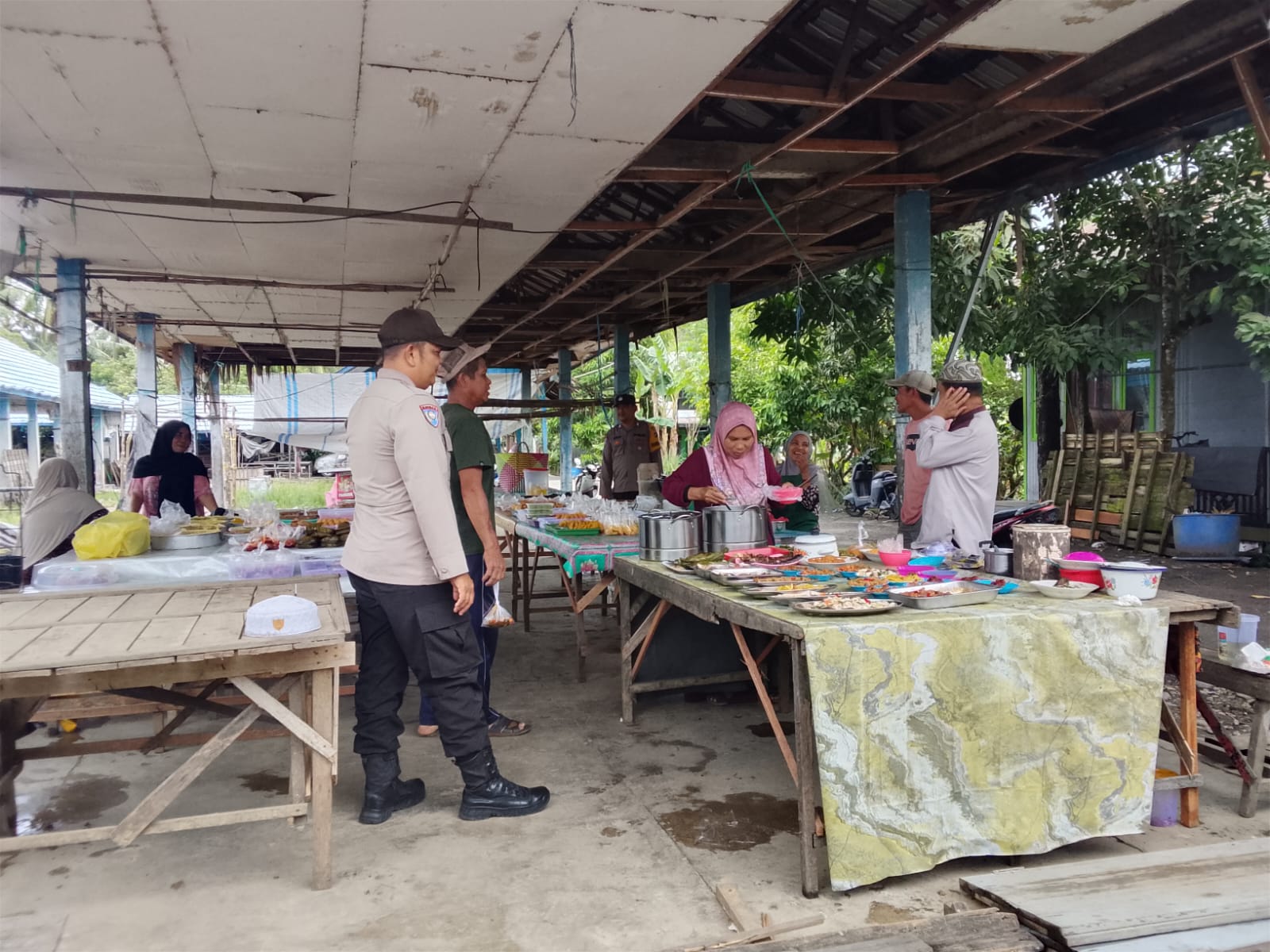 Polsek Amuntai Utara Bagikan Brosur Pengaduan Cepat Propam Polri kepada Warga Desa Tayur