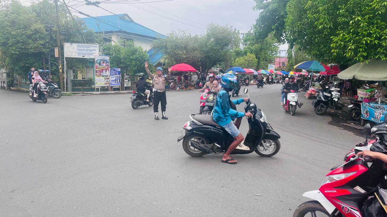 Polsek Amuntai Tengah Laksanakan Patroli Dialogis dan Pengamanan Pasar Wadai untuk Ciptakan Situasi Aman dan Kondusif Selama Ramadan