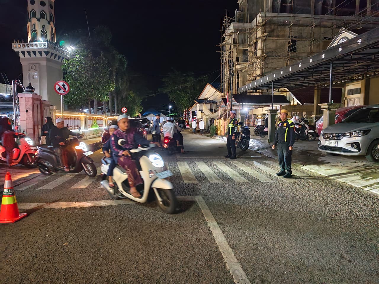 Satlantas Polres HSU Lakukan Pengamanan dan Pengaturan Lalu Lintas Jamaah Shalat Tarawih di Mesjid Raya At-Taqwa