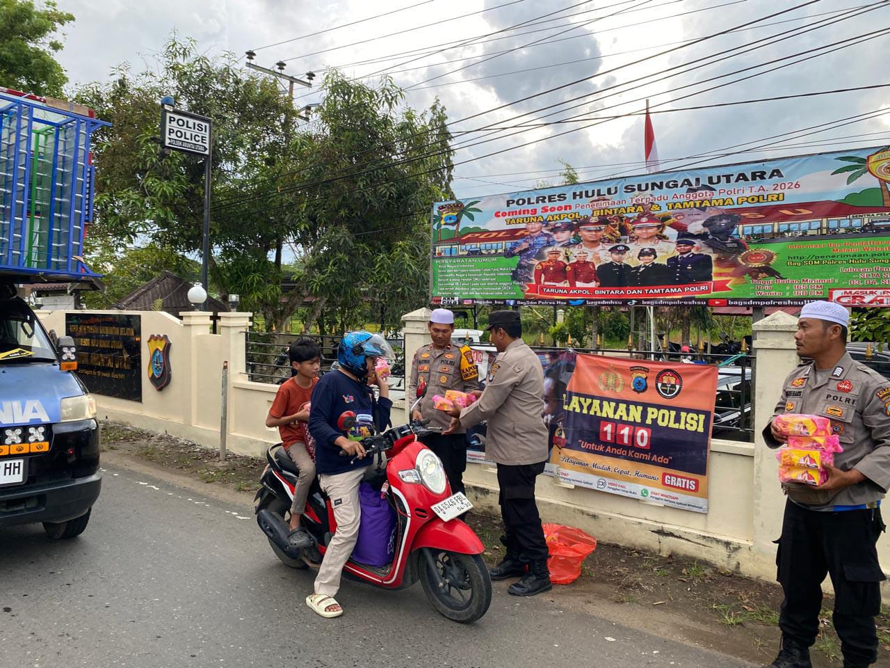 Polsek Amuntai Utara Berbagi Takjil di Bulan Ramadhan 1447 H, Wujud Kepedulian dan Kedekatan Polri dengan Masyarakat