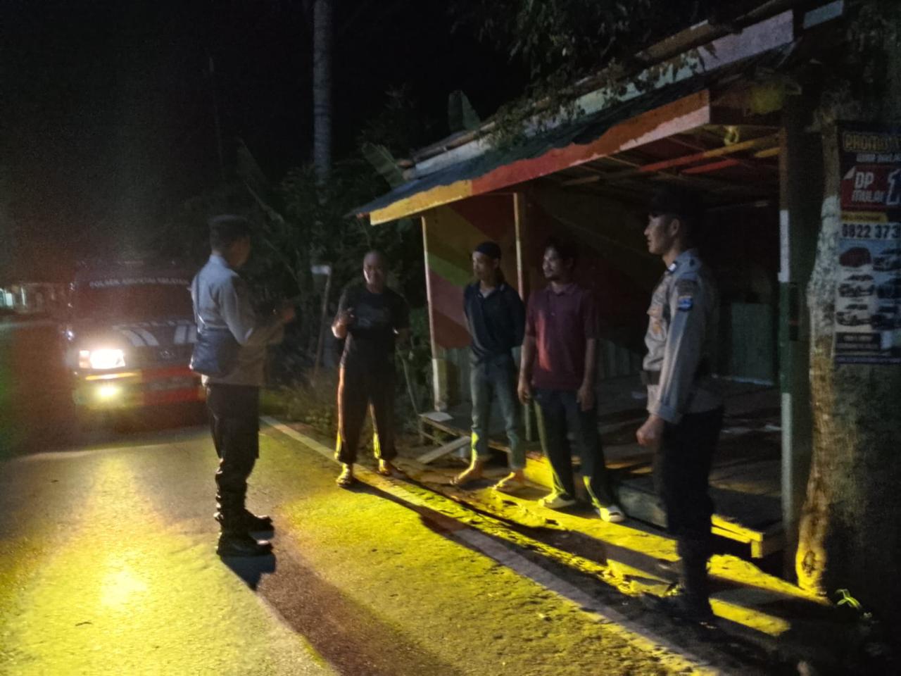 Polsek Amuntai Selatan Gelar Patroli Dialogis Malam Hari di Desa Telaga Silaba untuk Menjaga Kamtibmas Tetap Kondusif