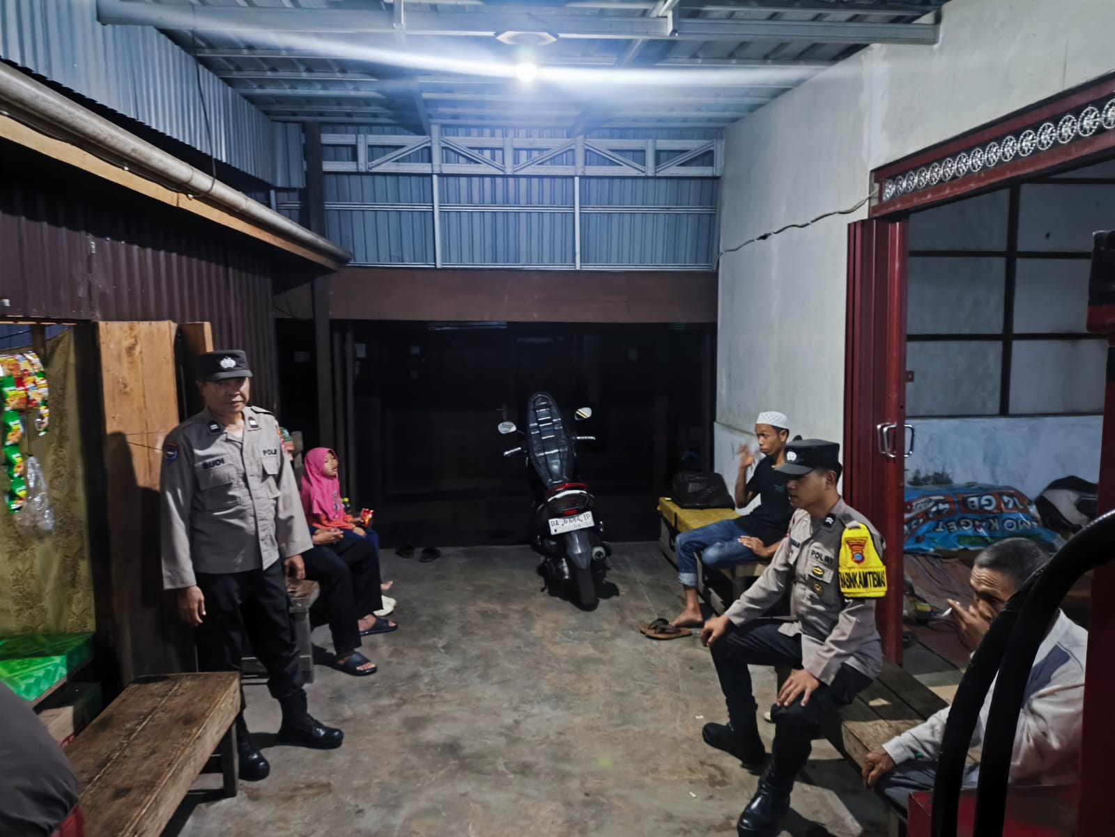 Polsek Amuntai Selatan Gelar Patroli Dialogis Malam Hari di Desa Simpang Tiga untuk Jaga Kondusifitas Kamtibmas